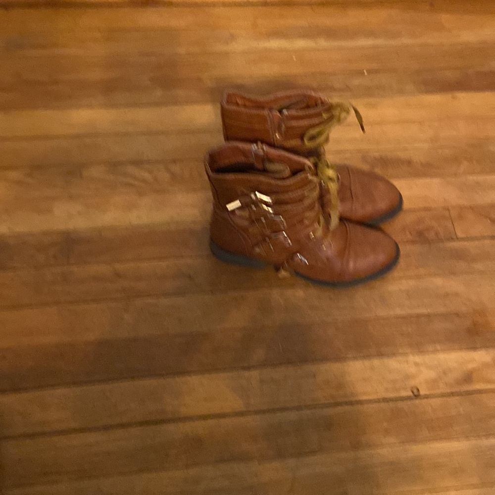 Color Brown with gold buckles on the size low heel - Picture 2 of 2